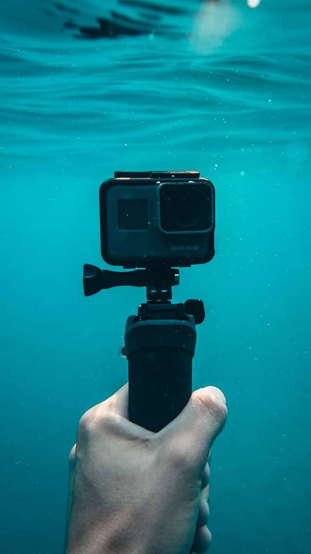 Våga filma under vattnet för att memorera vattengympa-övningar