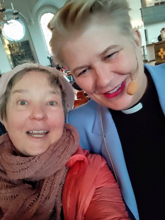 Lisel Humla och Camilla Lif kultrugympar efter en morgonkonsert i Katarina kyrka
