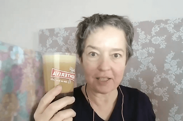 Lisel Humla Sjöstedt dricker sitt proteinfaste-kaffe
